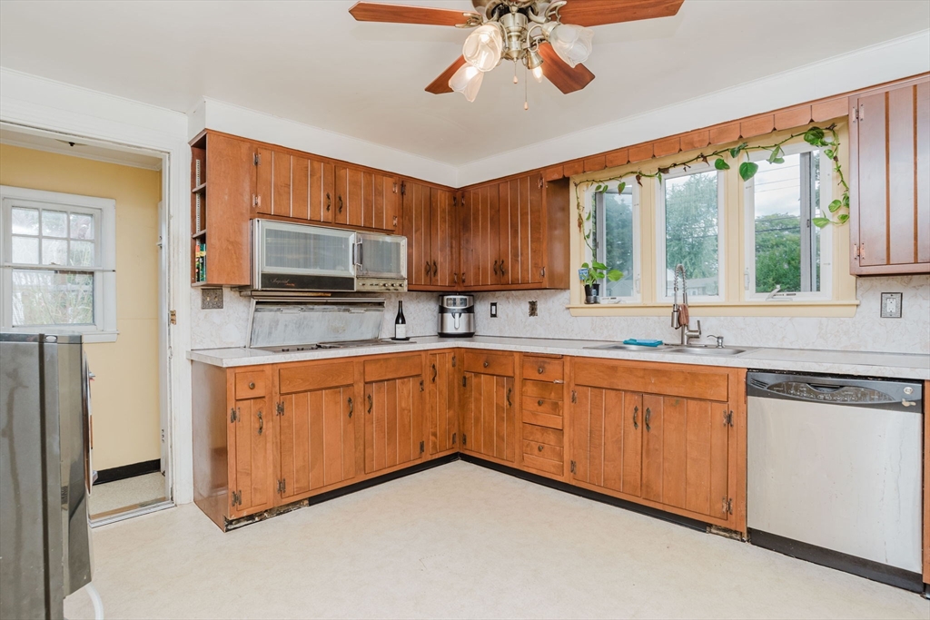 42 Harding Road Fairhaven, MA 02719 - Photo 26 of 38