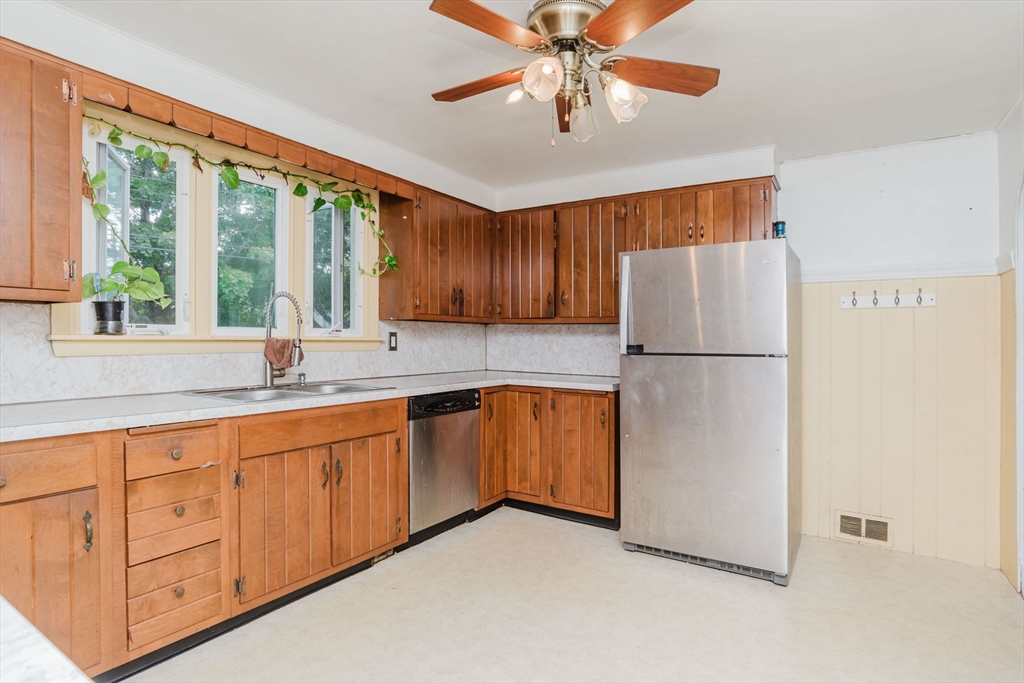 42 Harding Road Fairhaven, MA 02719 - Photo 27 of 38