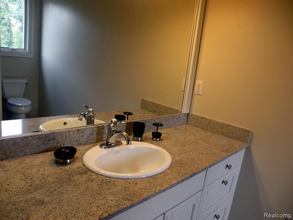 4607 Fawn Hill Court Rochester, MI 48306 - Photo 27 of 47 Bedroom 2 Bathroom