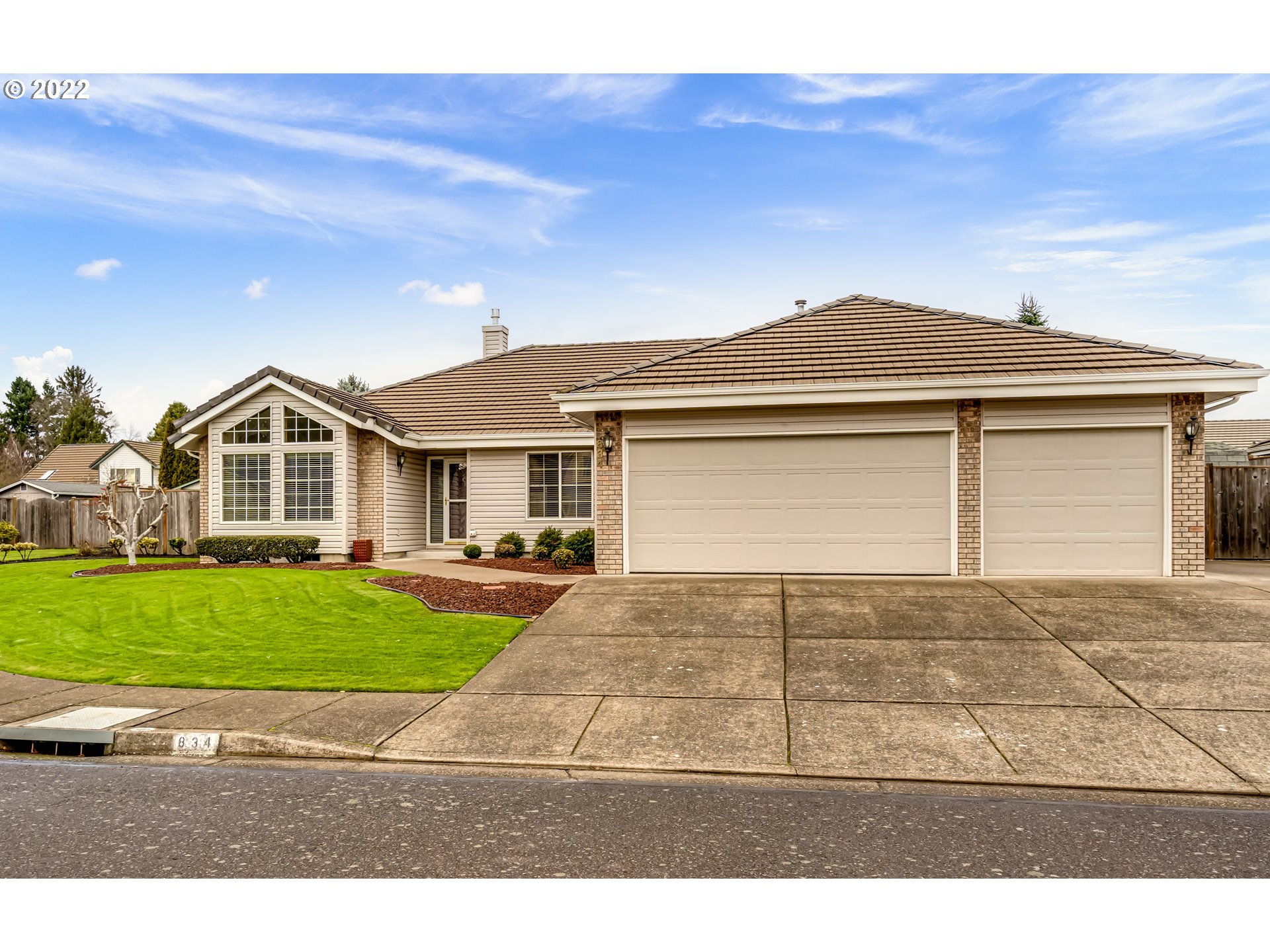 834 Raintree Way Springfield, OR 97477 - Photo 1 of 28 a front view of a house with a yard