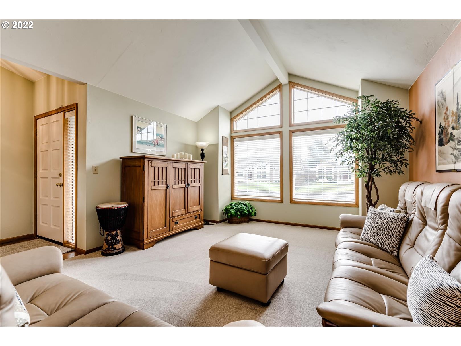 834 Raintree Way Springfield, OR 97477 - Photo 14 of 28 a living room with furniture and a window