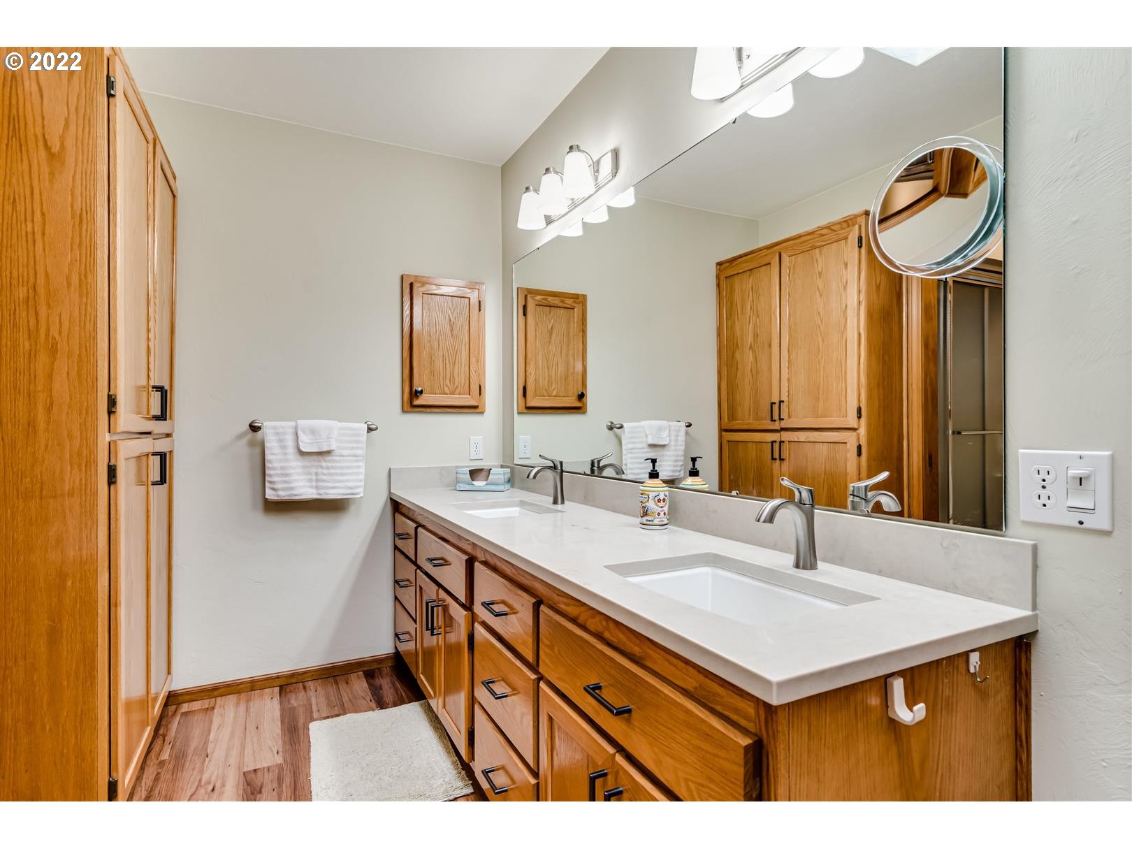 834 Raintree Way Springfield, OR 97477 - Photo 20 of 28 a bathroom with a sink and a mirror