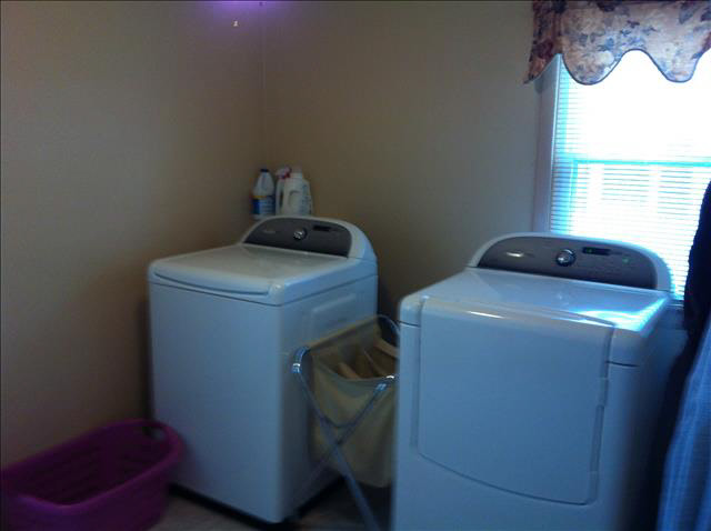 15415 Dayton Road Monroe, MI 48161 - Photo 15 of 21 1st floor laundry
