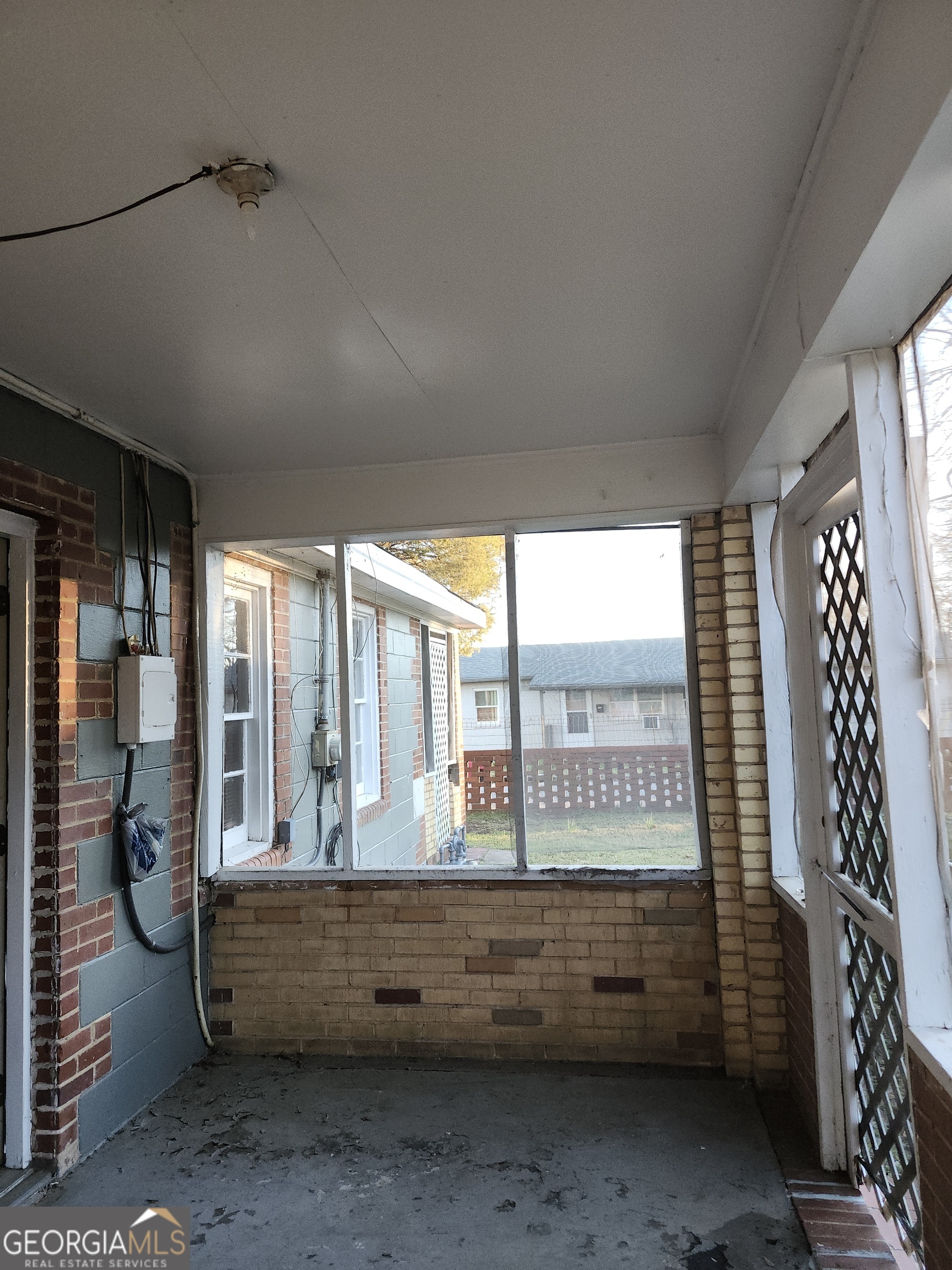 1121 Carroll Street Macon, GA 31206 - Photo 3 of 10 a room with window