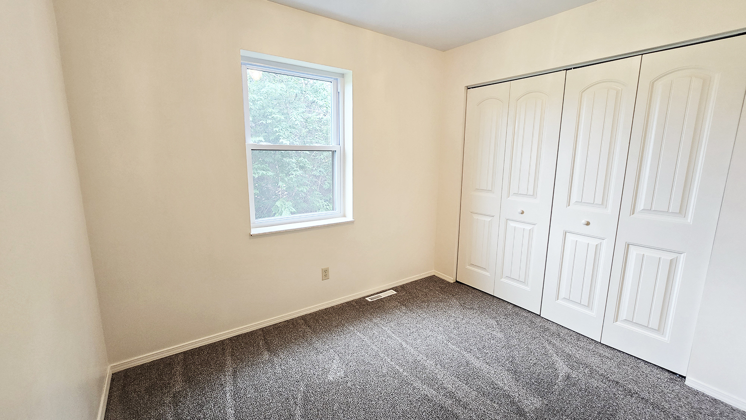 787 Walnut Hill Road Centralia, IL 62801 - Photo 29 of 42 an empty room with a window