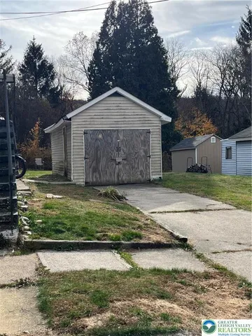a view of a yard with plants