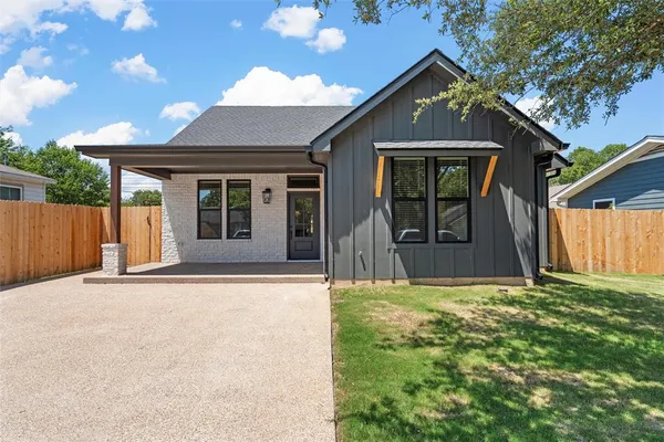 a view of a house with a garage and yard