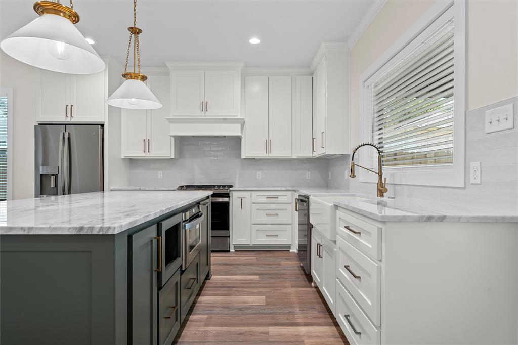 2923 Reuter Avenue Waco, TX 76708 - Photo 11 of 34 a kitchen with granite countertop a sink stove refrigerator and cabinets