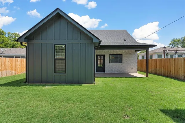 a view of front of house with a yard