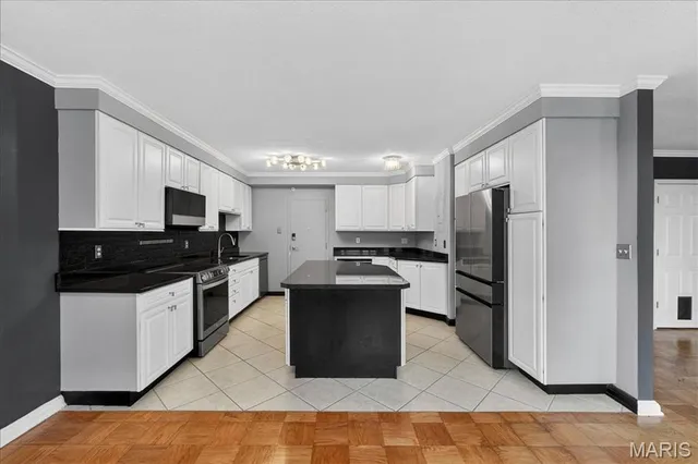 $242,000 | 900 South Hanley Road, Unit 7E, Clayton, MO 63105