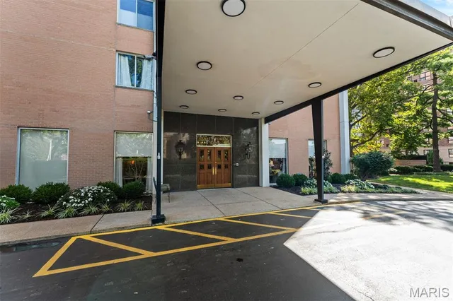 $242,000 | 900 South Hanley Road, Unit 7E, Clayton, MO 63105
