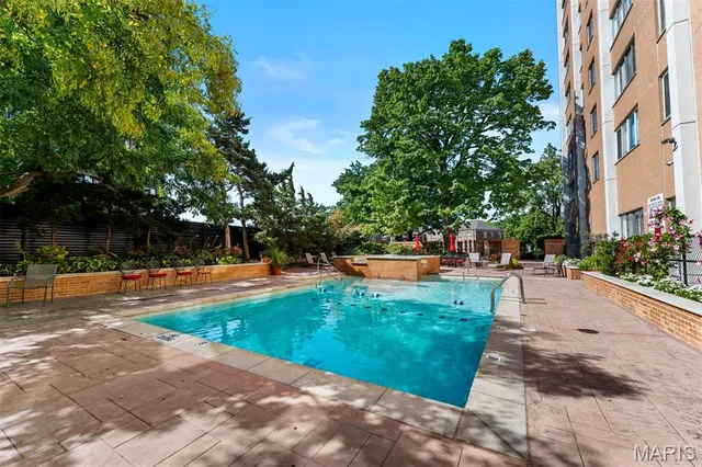 $242,000 | 900 South Hanley Road, Unit 7E, Clayton, MO 63105