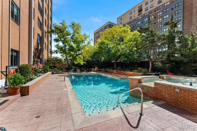 $242,000 | 900 South Hanley Road, Unit 7E, Clayton, MO 63105