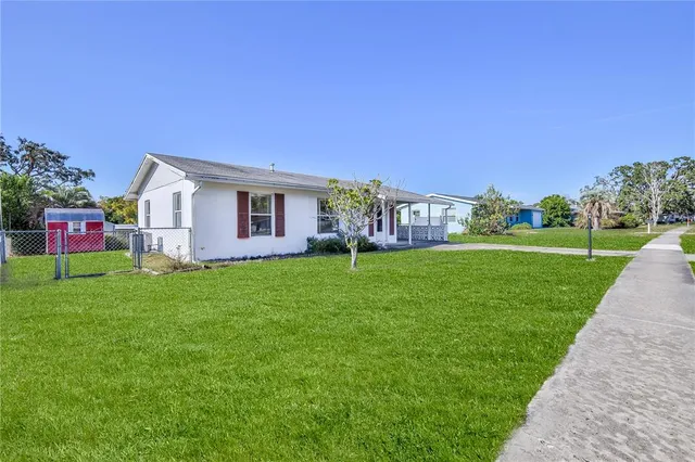 a view of house with a yard