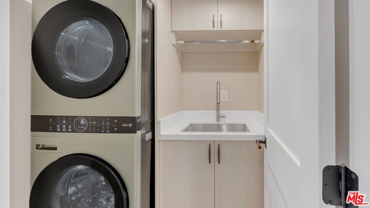 2121 Scott Road, Unit 206 Burbank, CA 91504 - Photo 18 of 39 Gallery Image 18