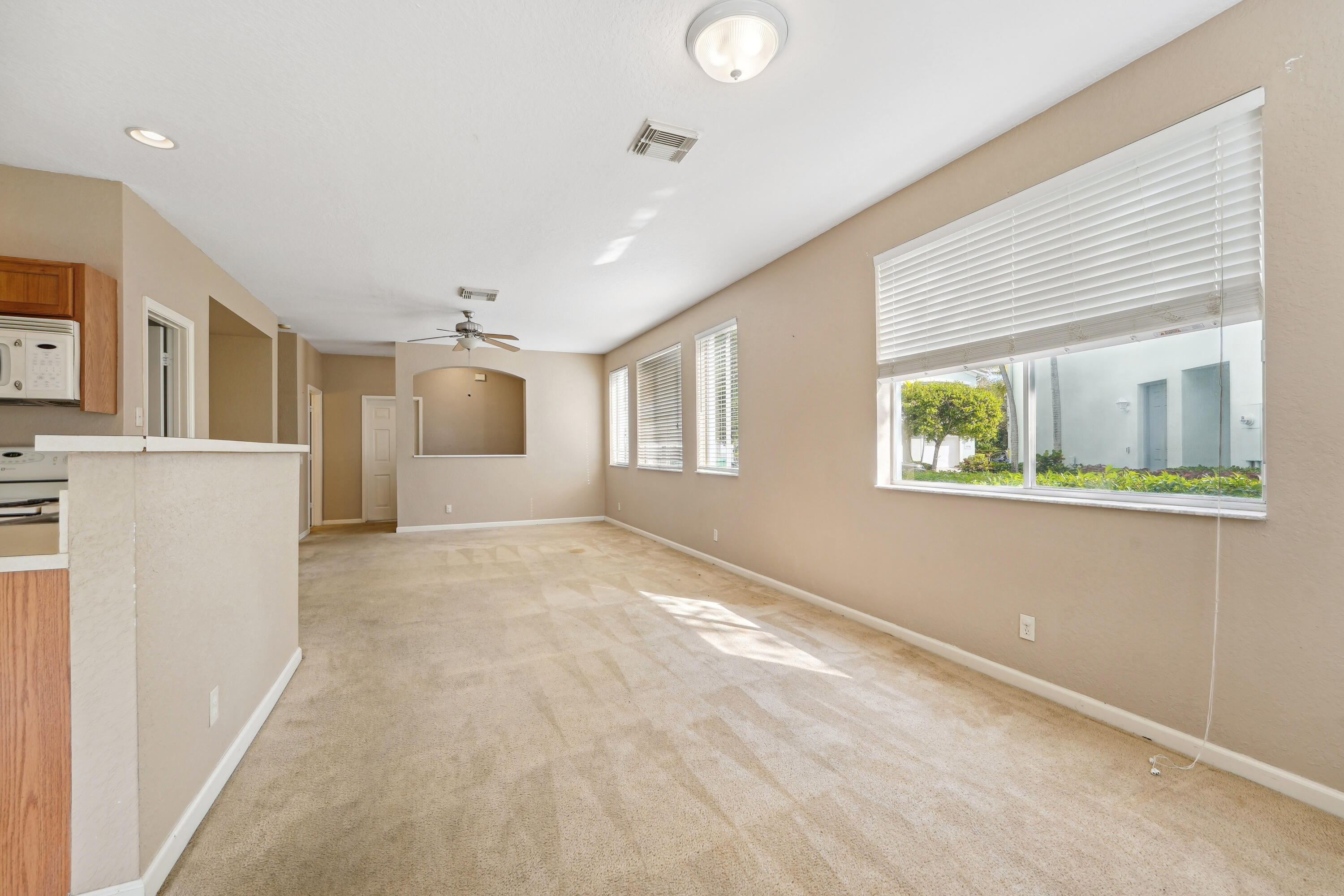 3258 Laurel Ridge Circle Riviera Beach, FL 33404 - Photo 6 of 27 Living/Family Room