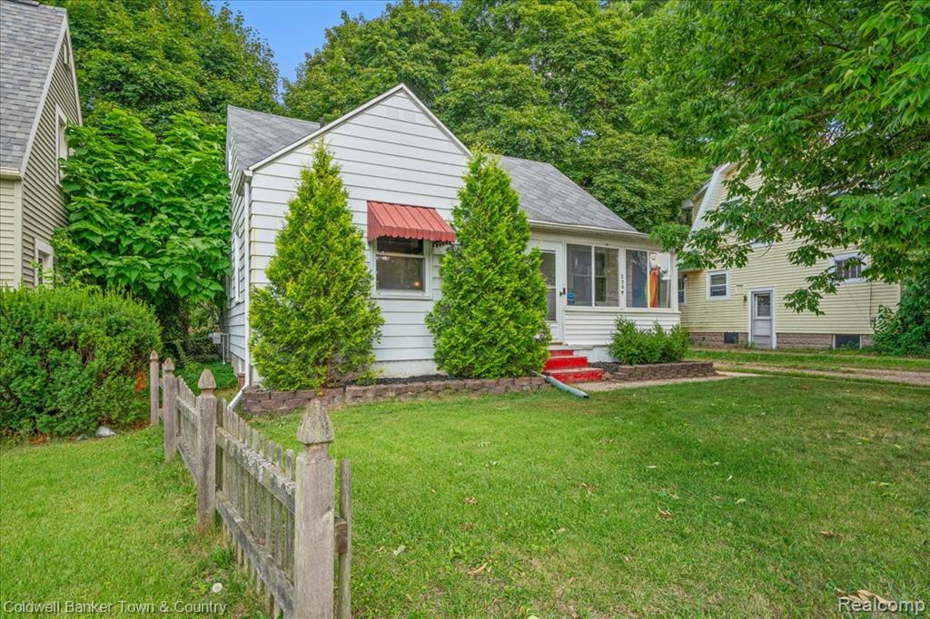 2307 Strathmore Road Lansing, MI 48910 - Photo 2 of 25