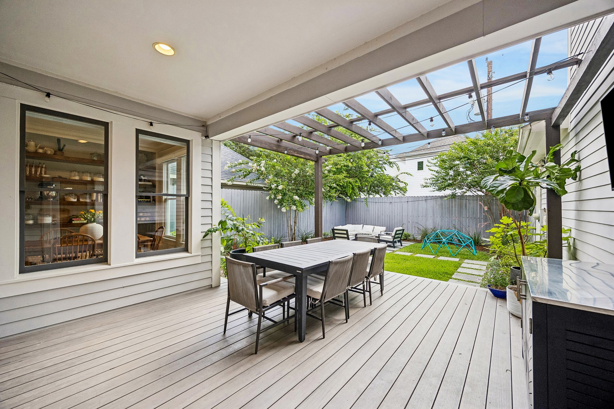 335 West 23rd Street Houston, TX 77008 - Photo 38 of 40 a view of a table and chairs in patio with wooden fence