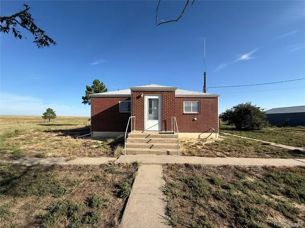 a view of a house with backyard