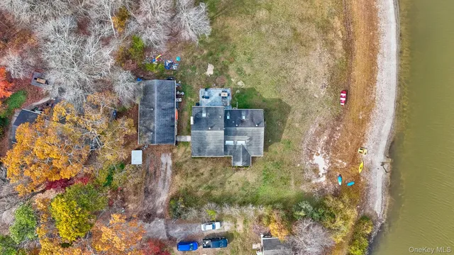 a picture of street next to a yard