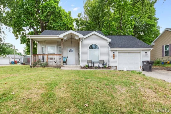 $195,000 | 306 Staunton Road, Troy, IL 62294