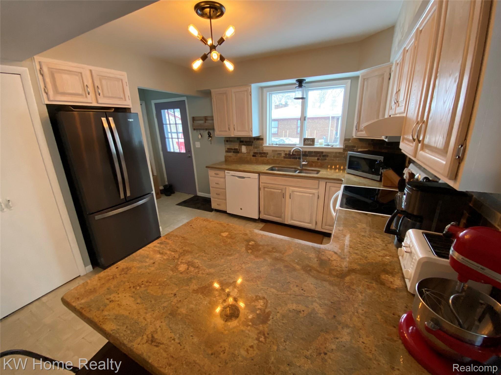 25422 Farmbrook Road Southfield, MI 48034 - Photo 9 of 29 KITCHEN, W/PANTRY