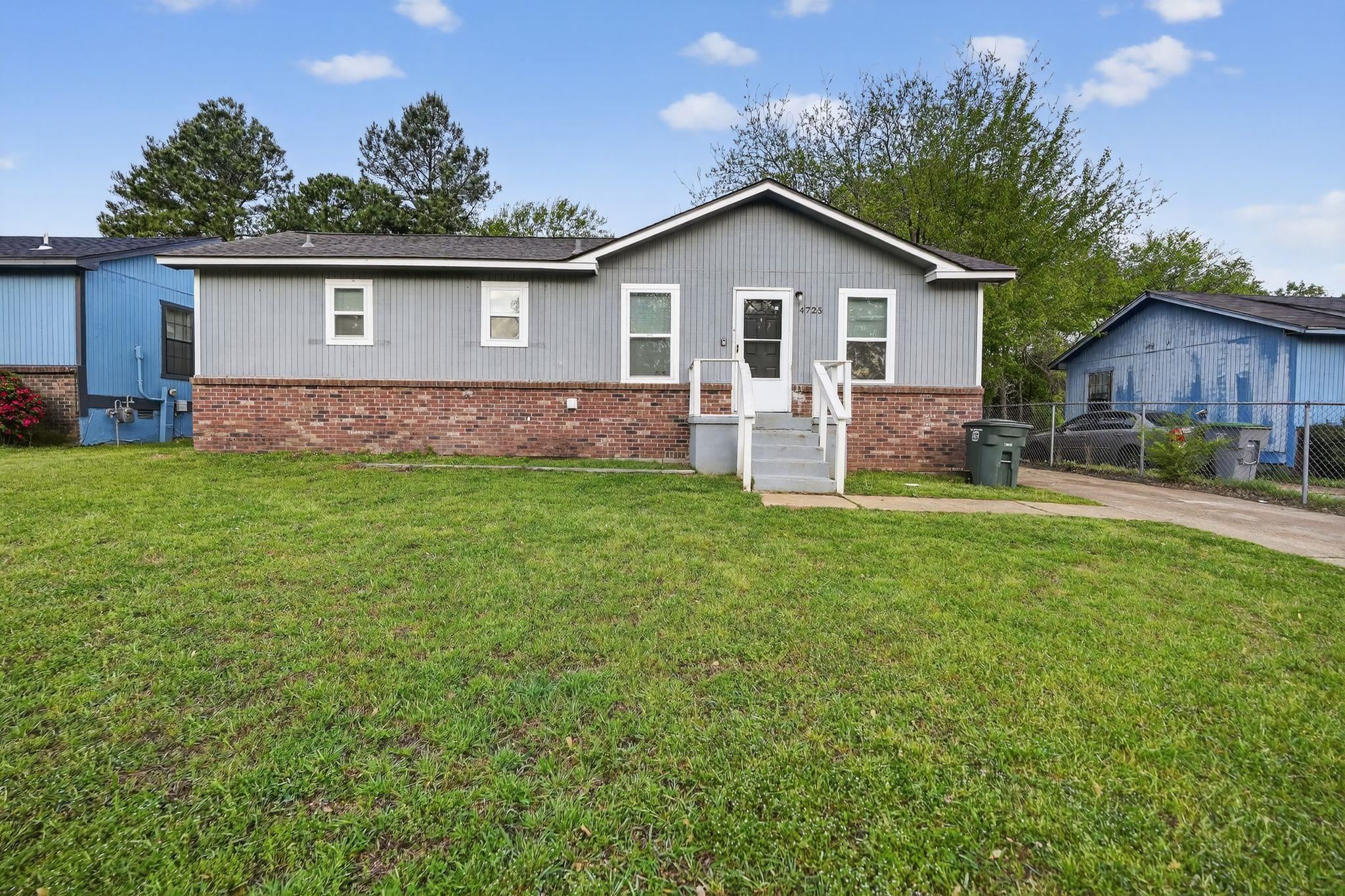 4725 Lofts Road Memphis, TN 38118 - Photo 3 of 32 a front view of a house with yard and green space