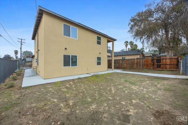 a view of backyard of the house