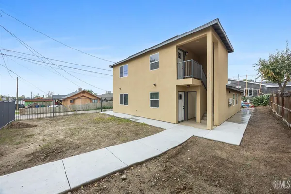 a view of a house with backyard