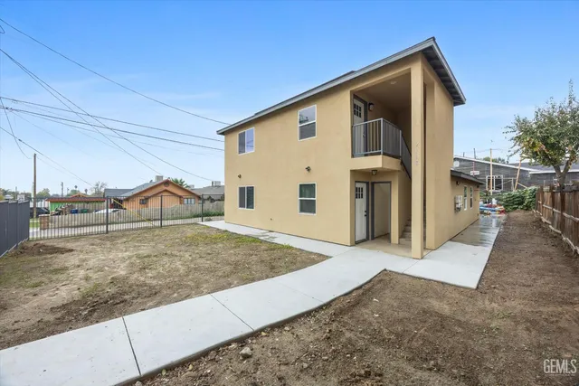 a view of a house with backyard