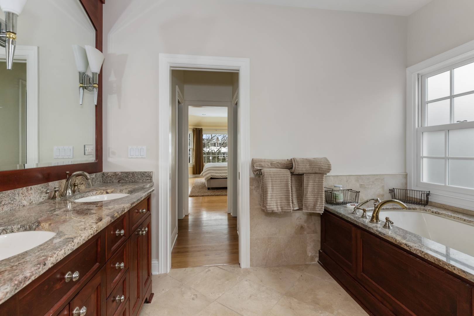 1063 Meadow Road Glencoe, IL 60022 - Photo 14 of 24 Gallery Image 14