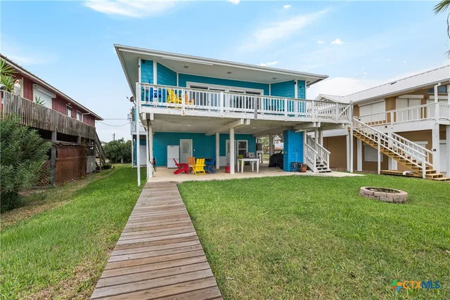 a view of house with a yard