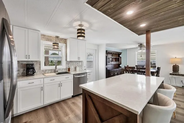 $394,000 | 2209 Iowa Avenue, Bradenton, FL 34207