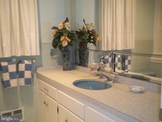 2216 Boxmere Road Lutherville-Timonium, MD 21093 - Photo 1 of 30 Bath (Master)