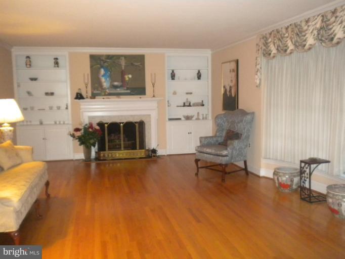 2216 Boxmere Road Lutherville-Timonium, MD 21093 - Photo 10 of 30 Living Room