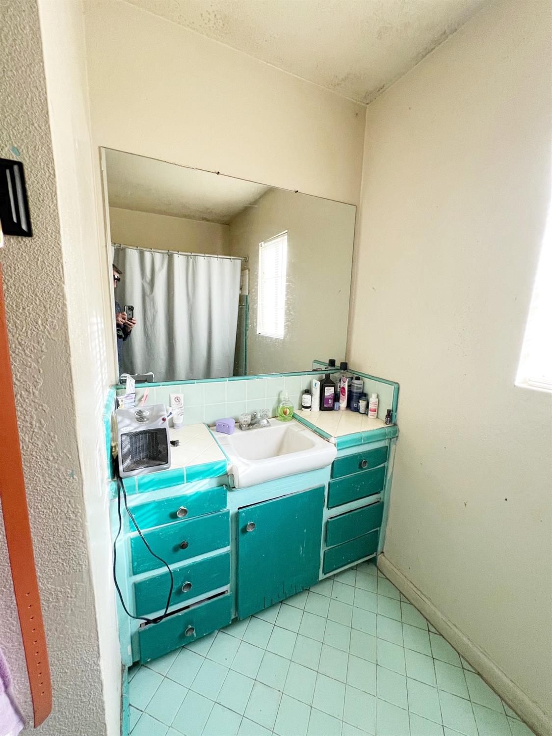 15731 Andrus Island Road Isleton, CA 95641 - Photo 27 of 40 a bathroom with a sink mirror and a bathtub