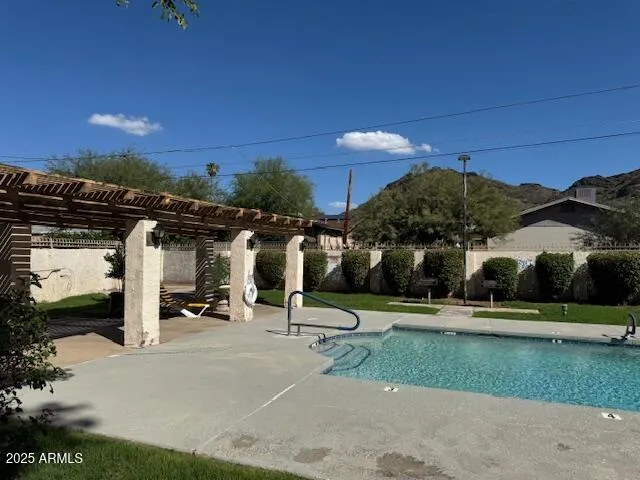 a view of a parking area