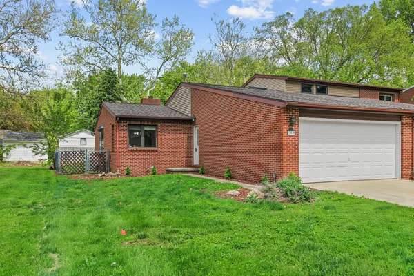 a view of a house with backyard and garden