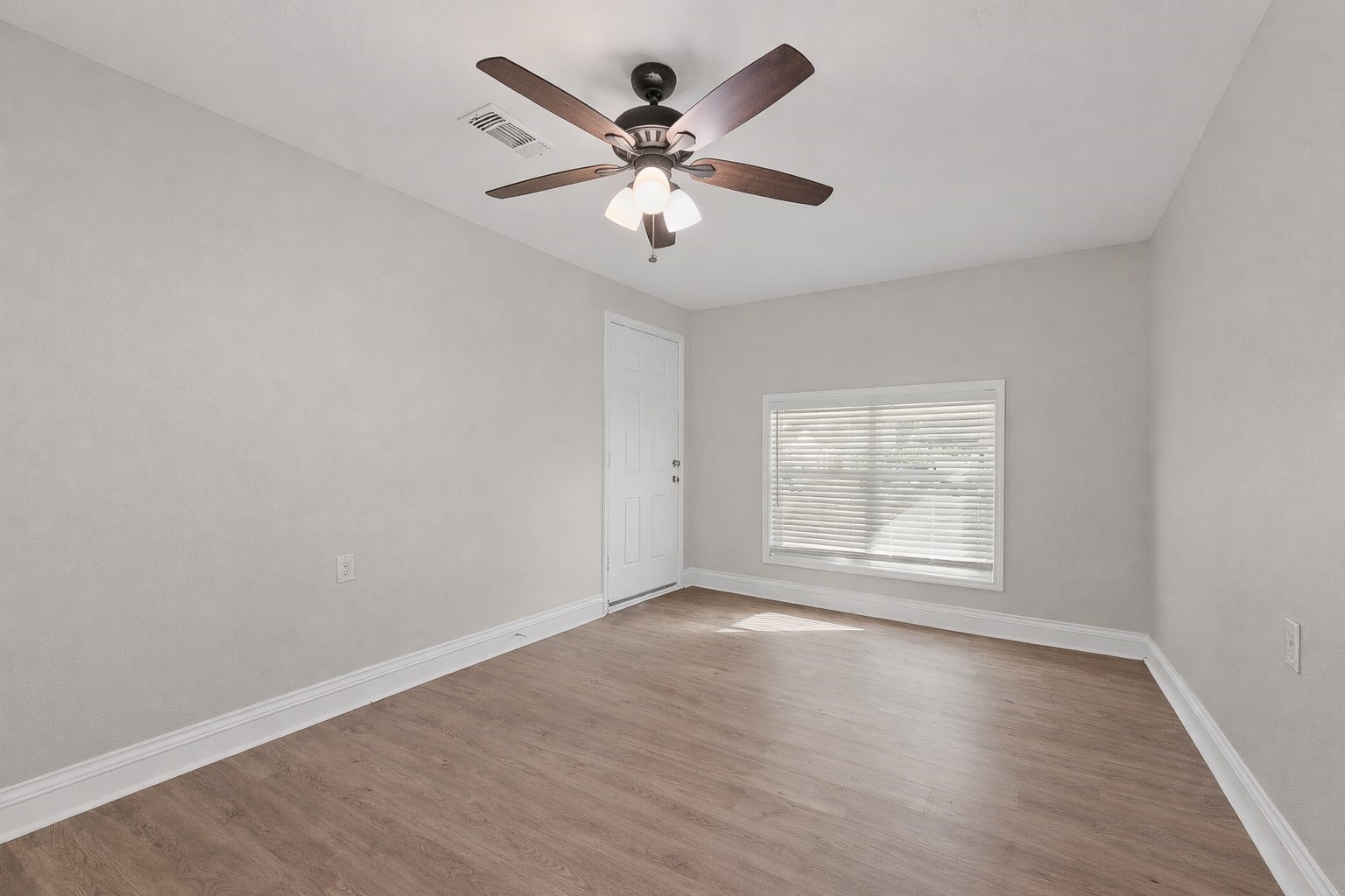 3823 Florinda Street Houston, TX 77021 - Photo 15 of 41 Spacious extra room that can be used as 5th bedroom!
