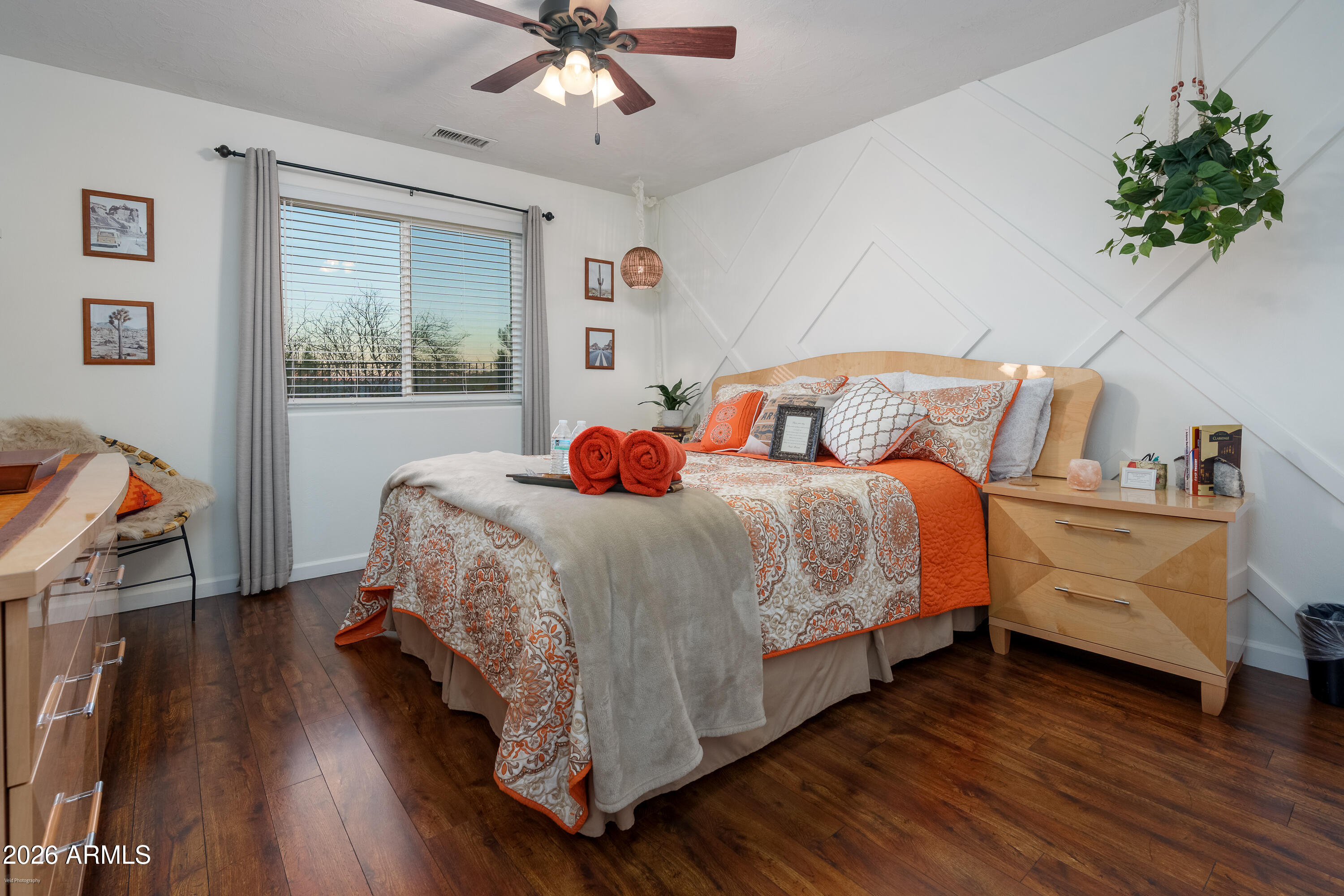 4550 Hopewell Mine Road Clarkdale, AZ 86324 - Photo 43 of 97 a bedroom with a bed and a potted plant