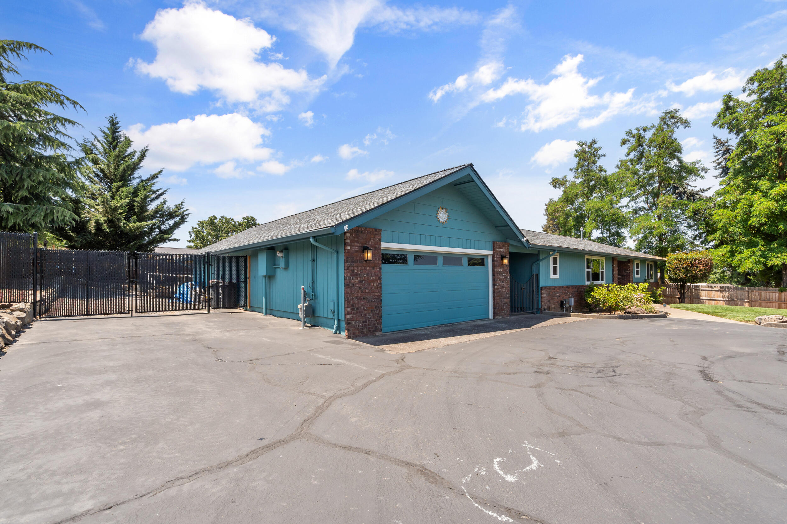 723 Pierce Road Medford, OR 97504 - Photo 3 of 38 tons of rv parking