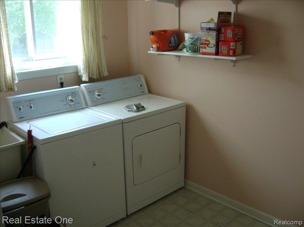 2826 Continental Drive Troy, MI 48083 - Photo 9 of 20 1st Floor Laundry