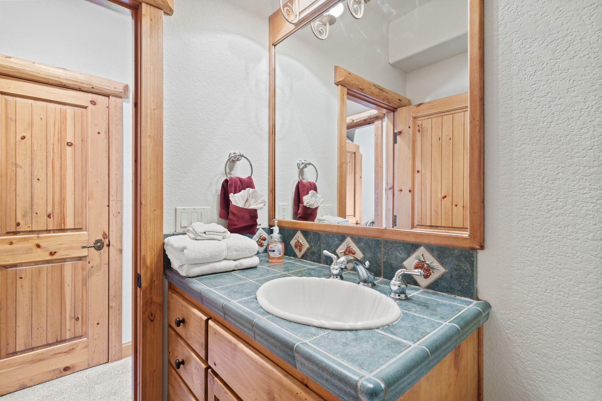 58026 Kinglet Road Sunriver, OR 97707 - Photo 28 of 39 a bathroom with a sink and a mirror