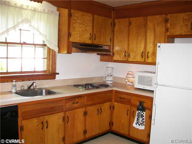 9302 Ashford Road Henrico, VA 23229 - Photo 6 of 12 Kitchen - Spacious kitchen with updated appliances