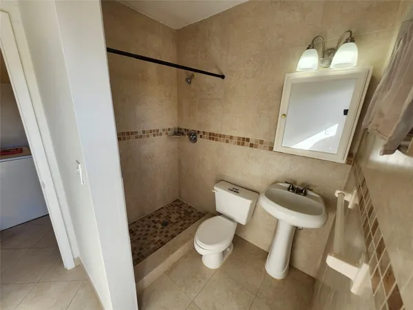 $1,600 | 120 Northeast 10th Avenue, Unit 1, Hallandale Beach, FL 33009