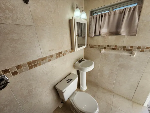 $1,600 | 120 Northeast 10th Avenue, Unit 1, Hallandale Beach, FL 33009