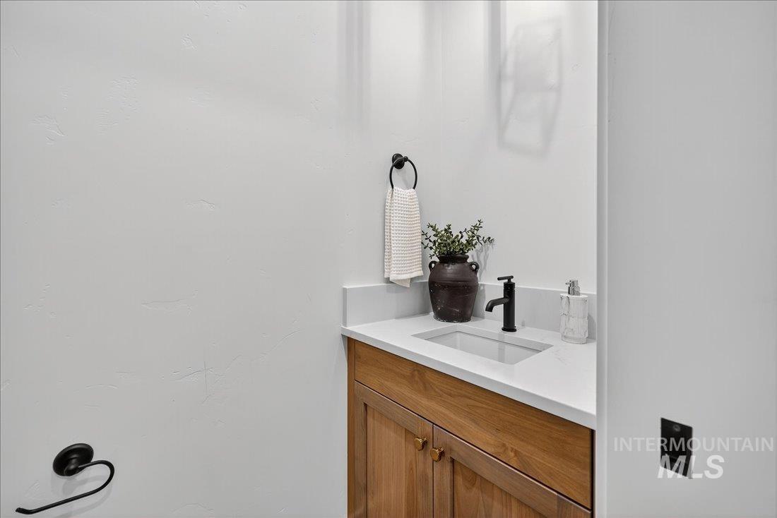486 Joy Avenue Middleton, ID 83644 - Photo 21 of 36 Bathroom with vanity
