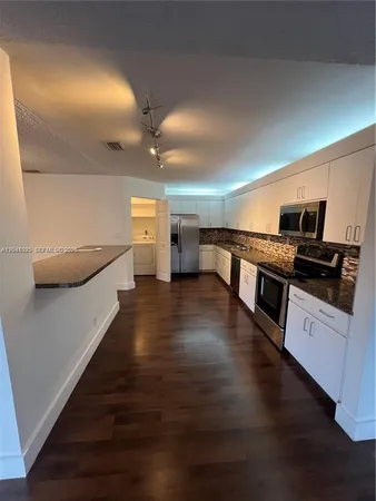 $3,200 | 561 Racquet Club Road, Unit 21, Weston, FL 33326