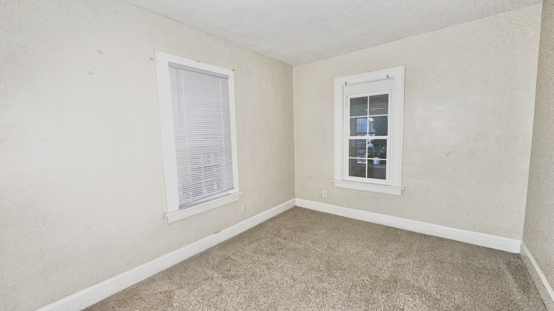 640 South Spencer Street Aurora, IL 60505 - Photo 6 of 15 an empty room with windows