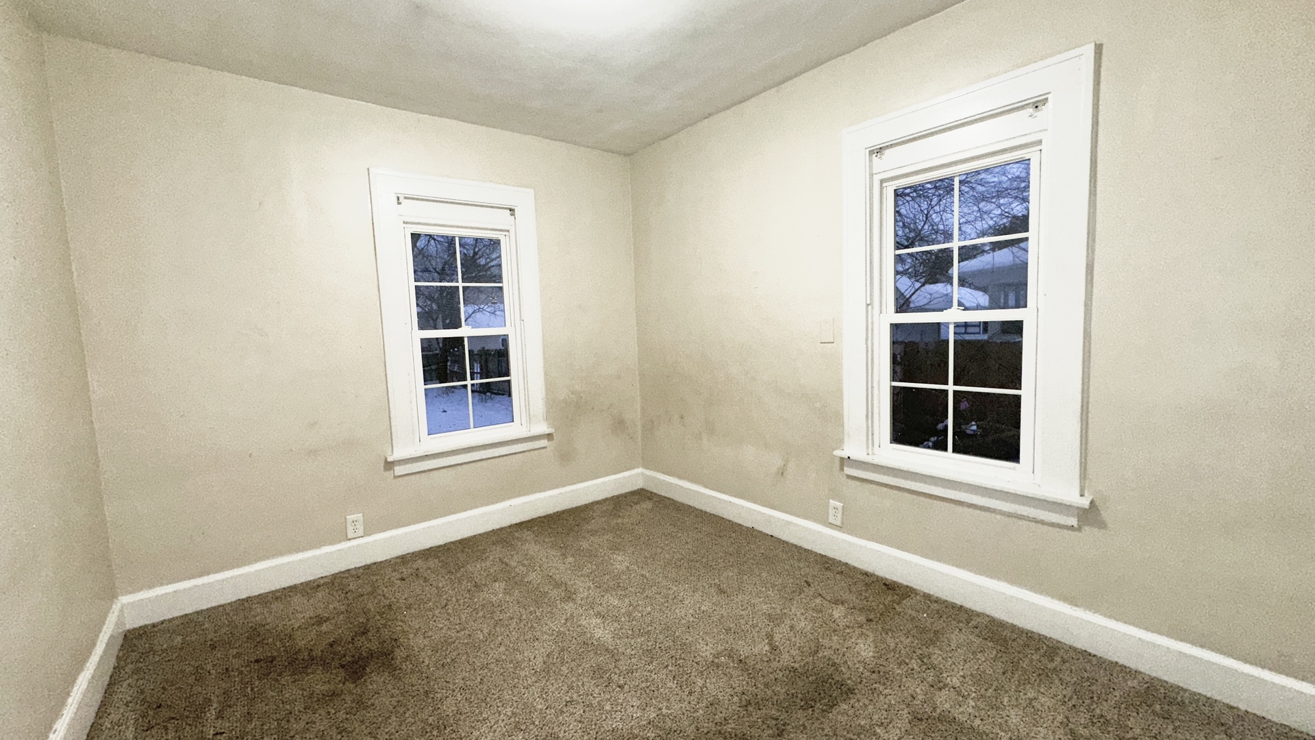 640 South Spencer Street Aurora, IL 60505 - Photo 8 of 15 an empty room with a window